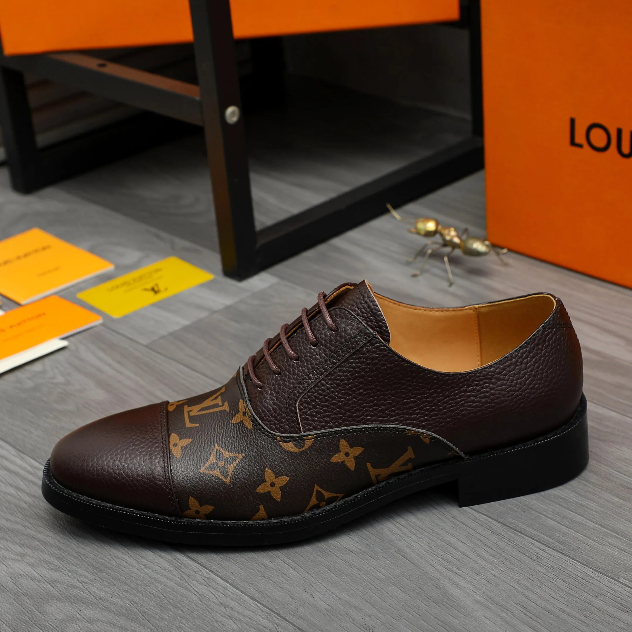 Men's shoes 💰500 Product trademark: LV "Louis Vuitton" business formal leather shoes Regular size: 39-45 (.45 customization is non-refundable) Product material: Selected pebbled cowhide stitching printed upper, cowhide lining, original rubber outsole